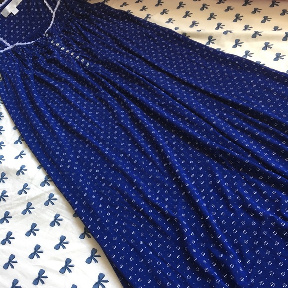 Sm - Eileen West long, modal stretch fabric Nightgown in blue with dots - Picture 5 of 8